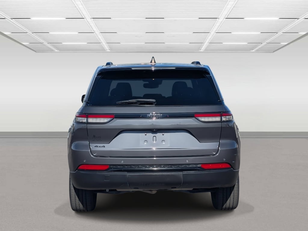 Used 2023 Jeep Grand Cherokee Laredo SUV