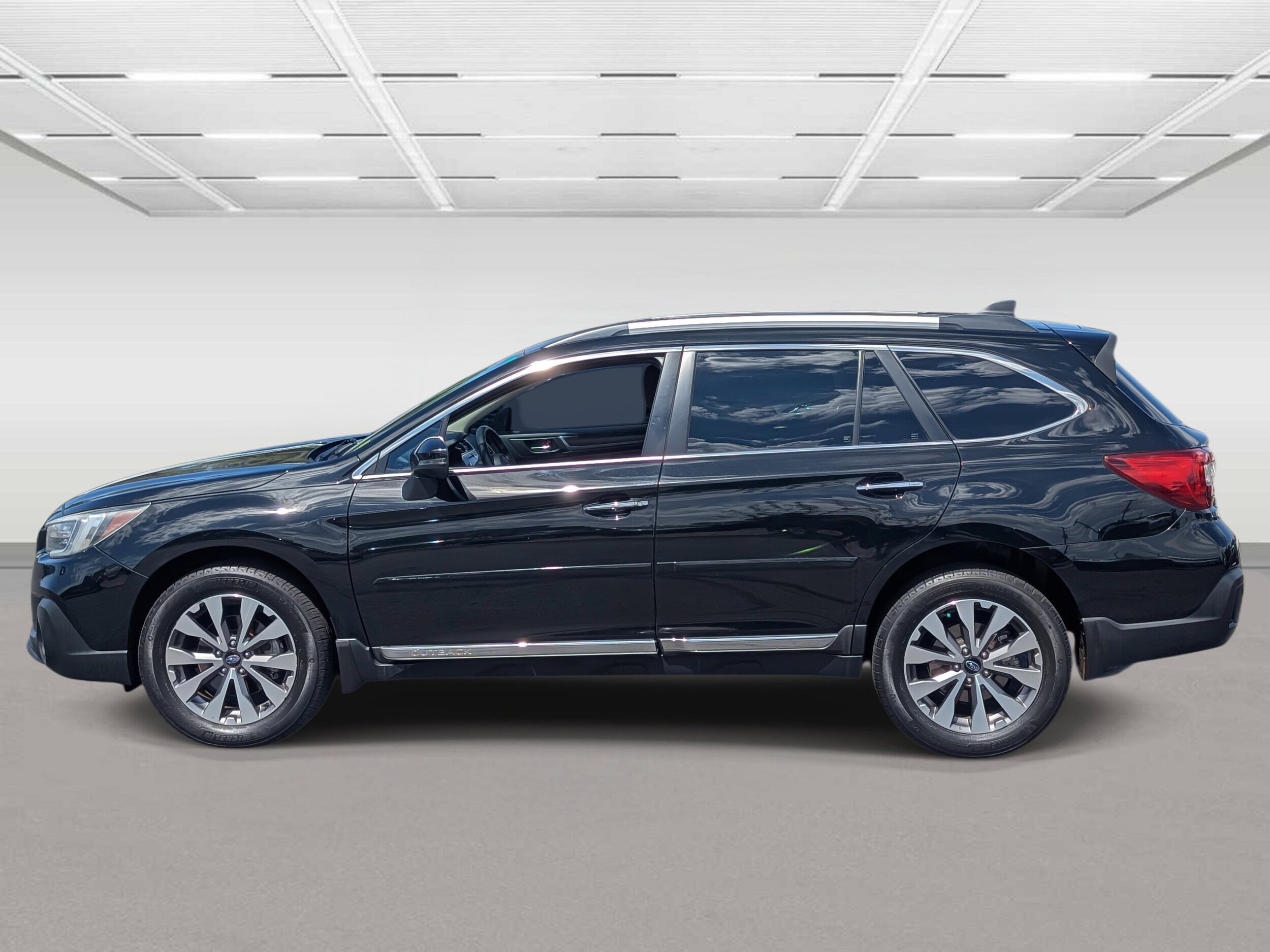 2018 Subaru Outback 3.6R Touring photo 2