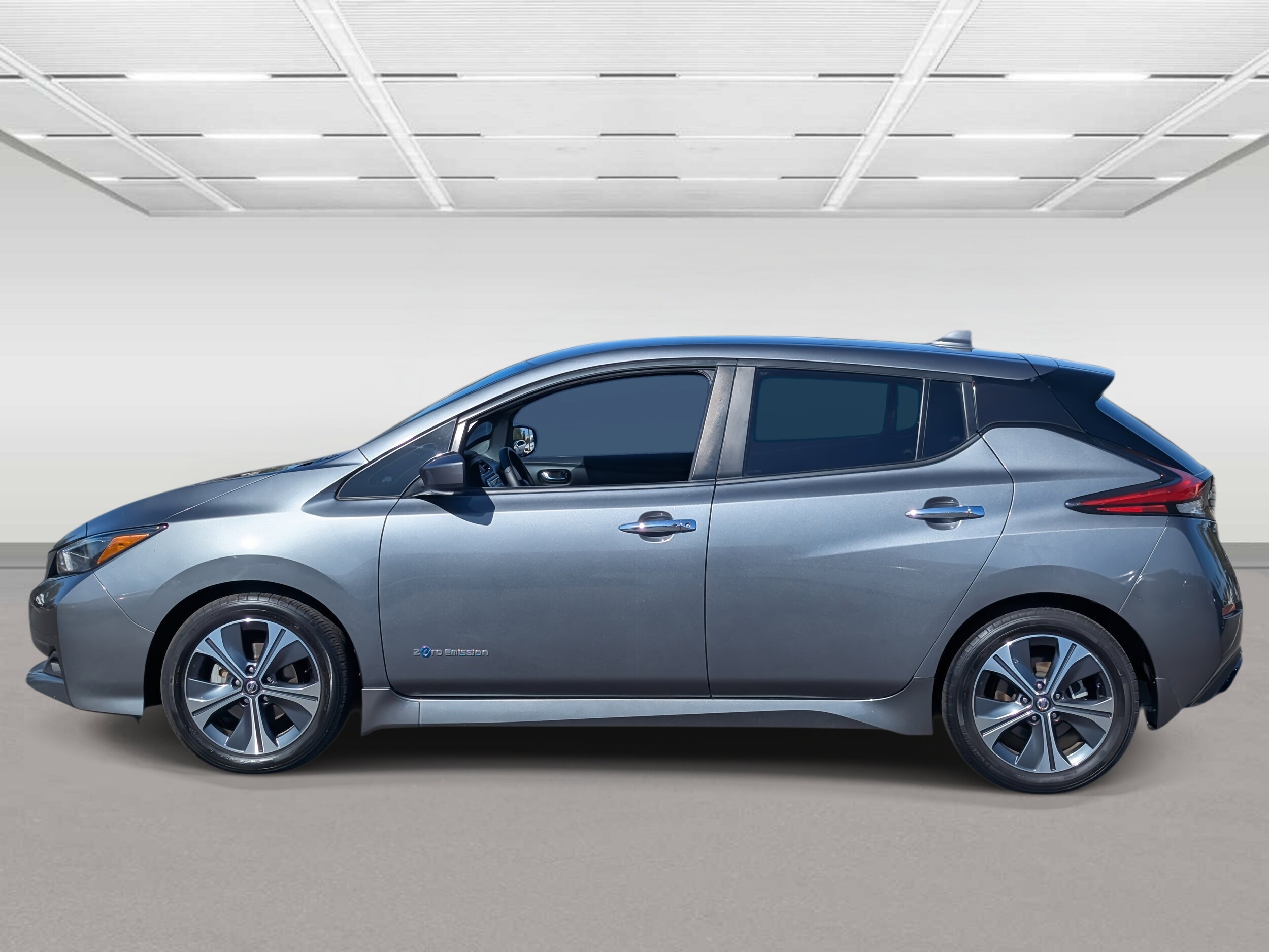 2018 Nissan Leaf SV photo 2