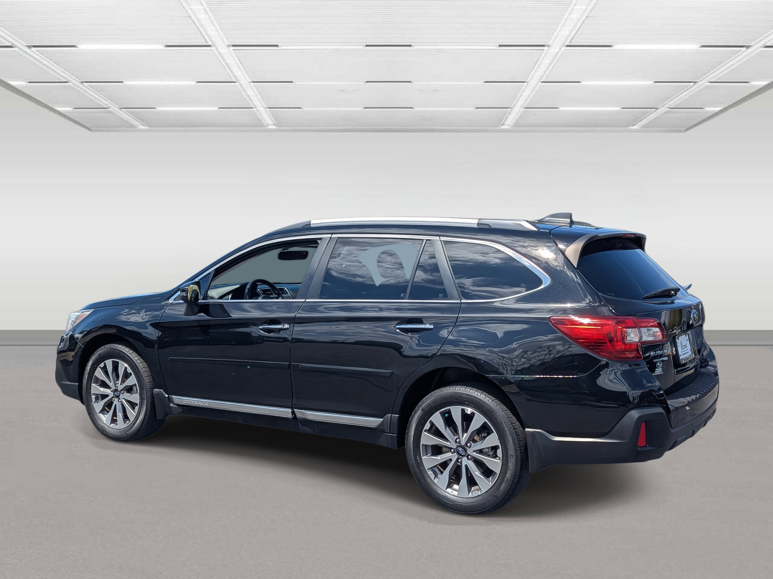 2018 Subaru Outback 3.6R Touring photo 3