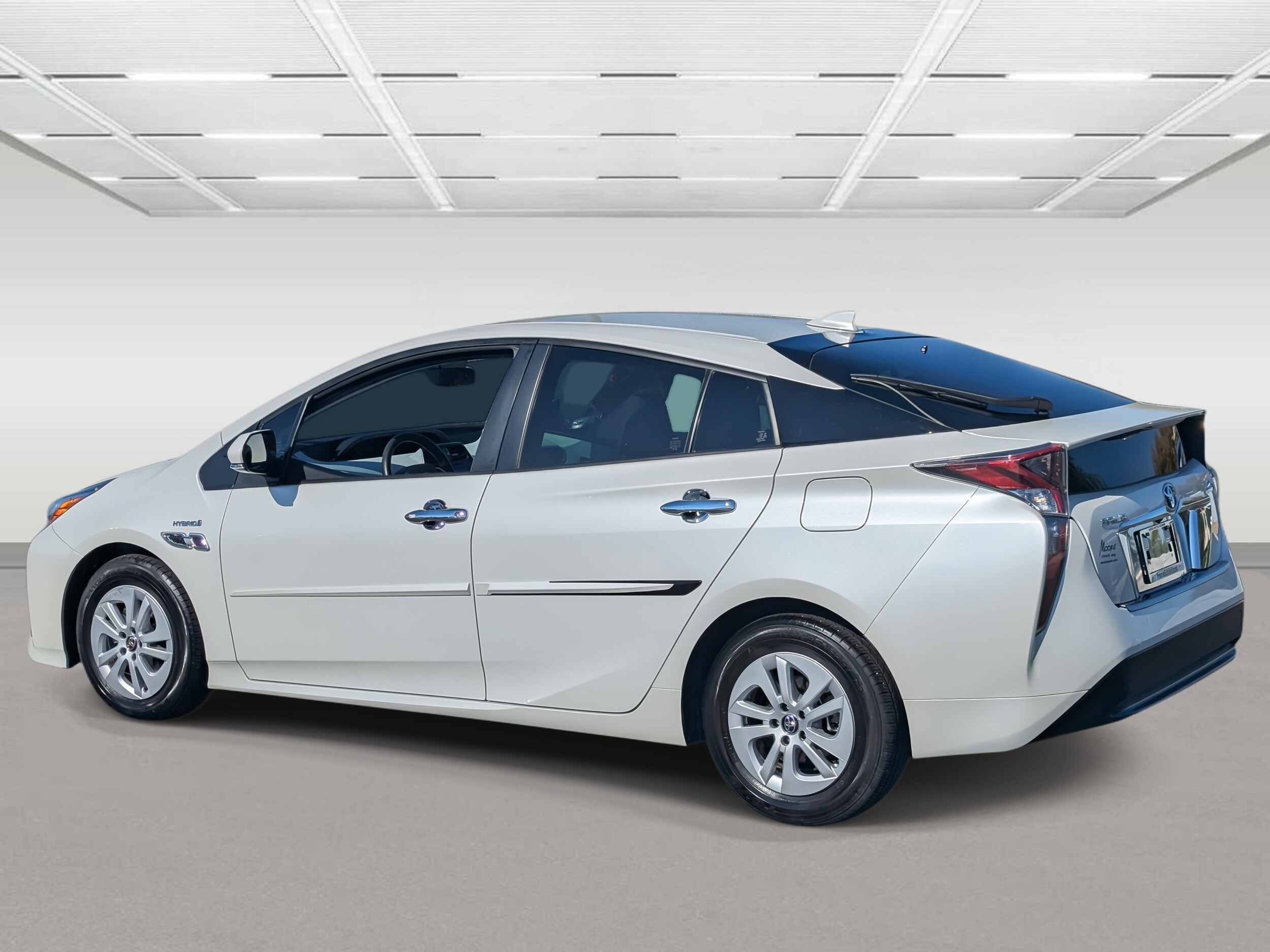 2016 Toyota Prius Two photo 3