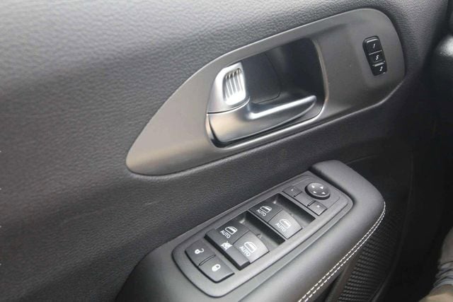 2026 Chrysler Pacifica Select - Photo 10