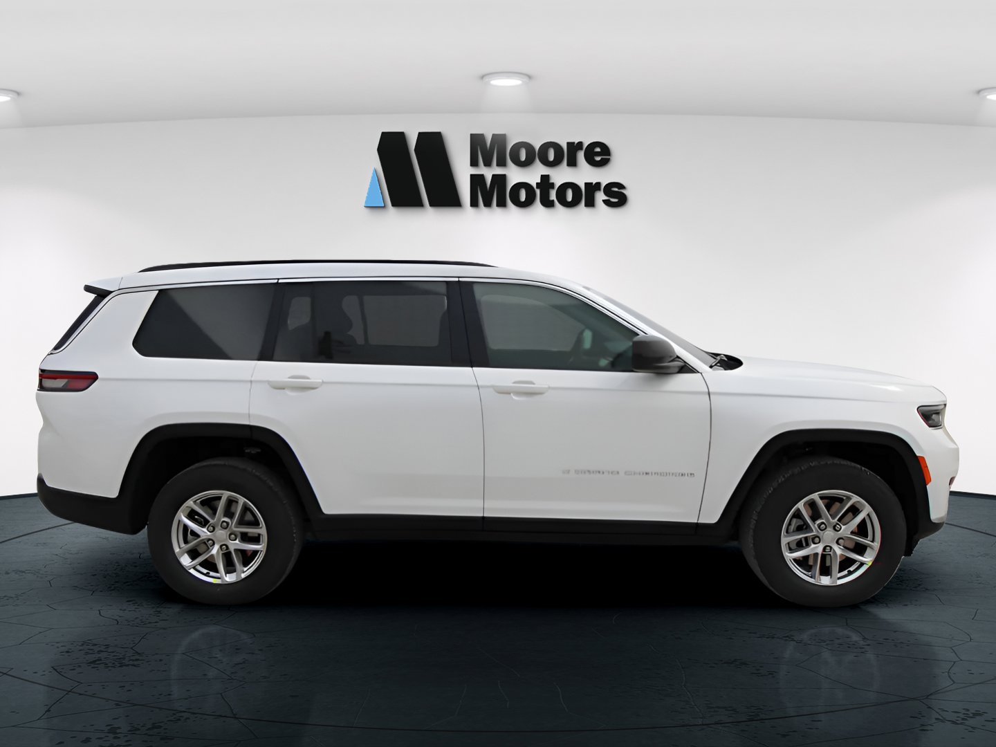 2025 Jeep Grand Cherokee Laredo photo 2
