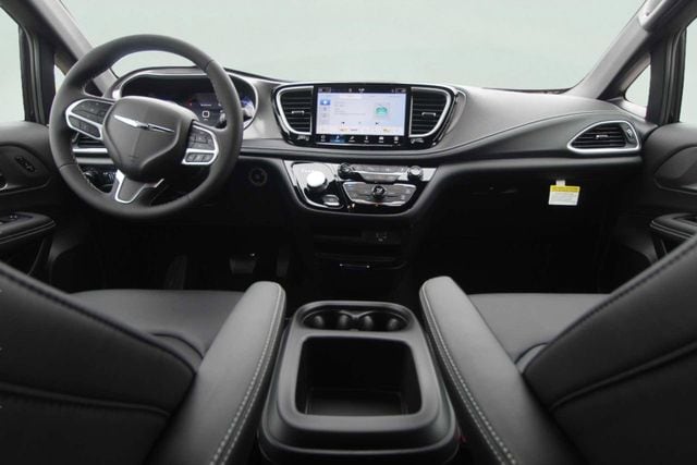 2026 Chrysler Pacifica Select - Photo 14