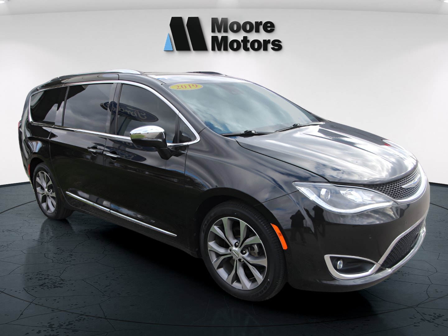 2019 Chrysler Pacifica Limited's photo