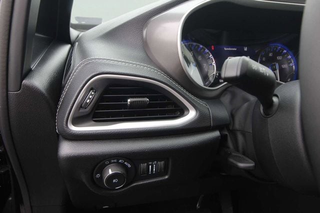 2026 Chrysler Pacifica Select - Photo 13