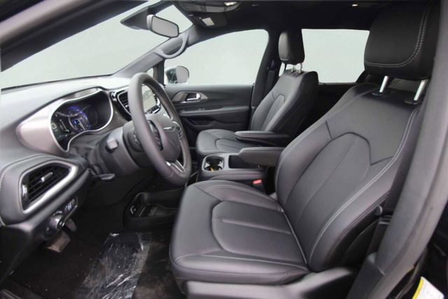 2026 Chrysler Pacifica Select - Photo 11