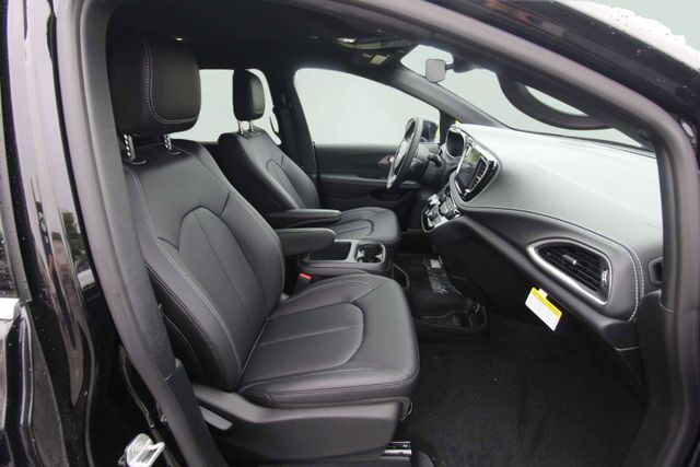 2026 Chrysler Pacifica Select - Photo 29