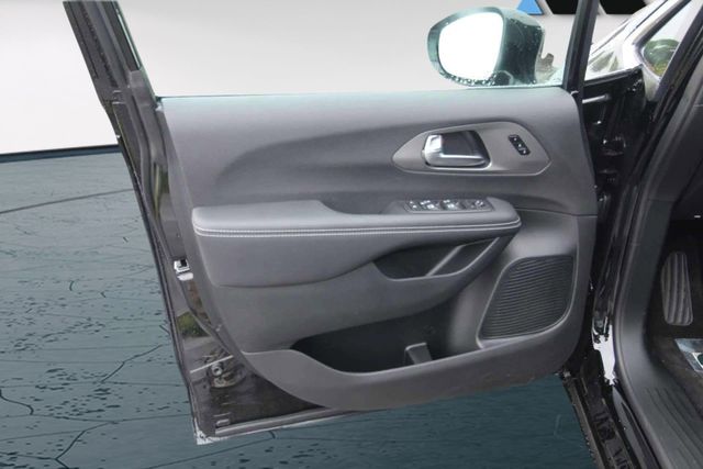 2026 Chrysler Pacifica Select - Photo 9