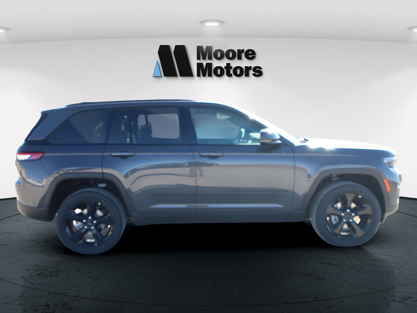 2025 Jeep Grand Cherokee Laredo photo 2