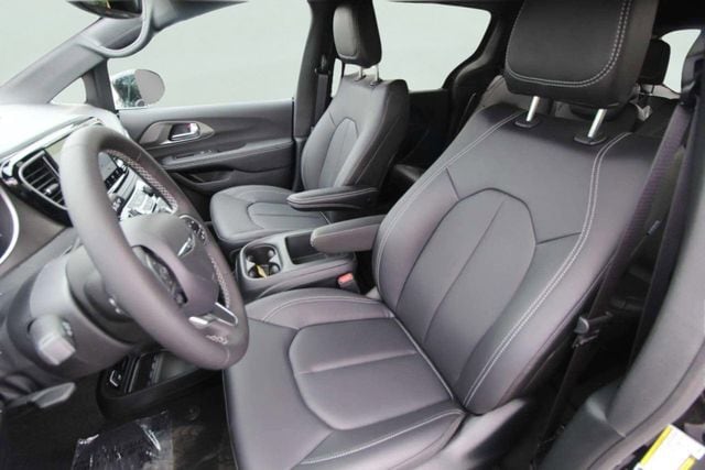 2026 Chrysler Pacifica Select - Photo 12