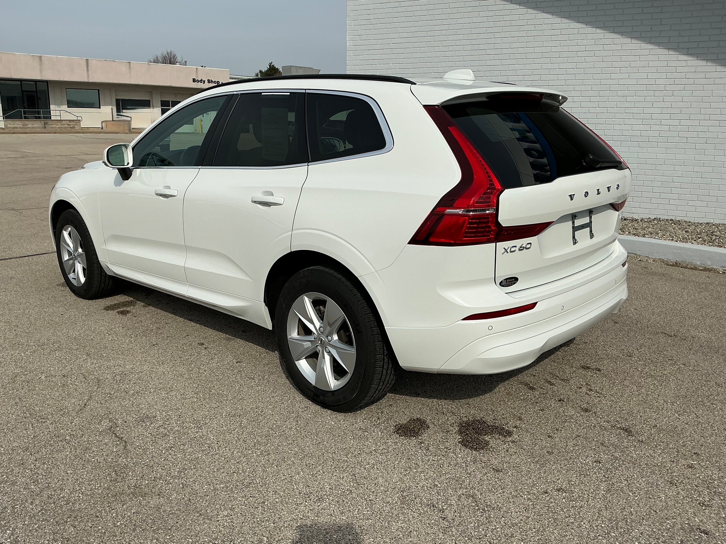 2022 Volvo XC60 Momentum photo 2