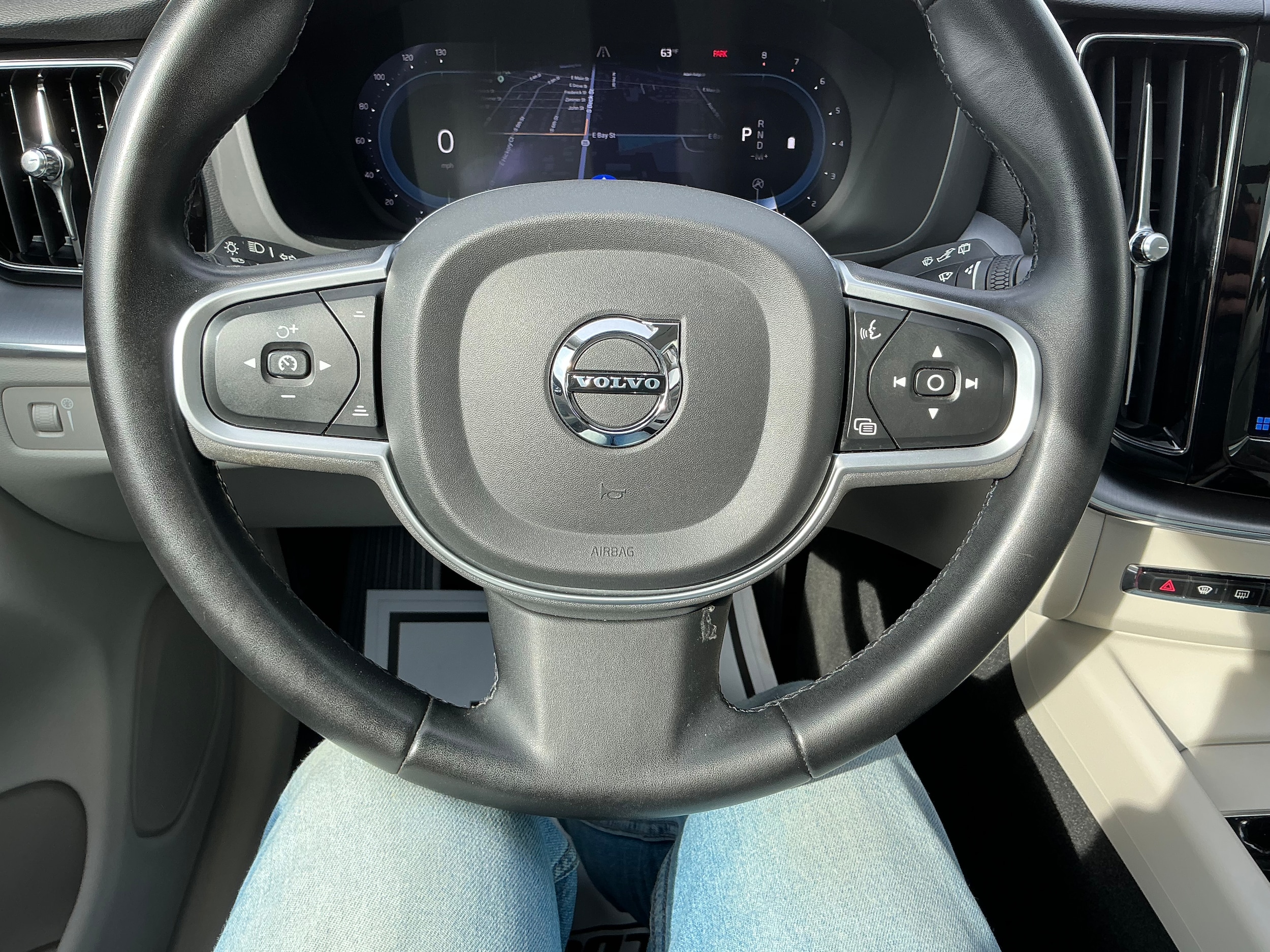 2022 Volvo XC60 Momentum photo 3