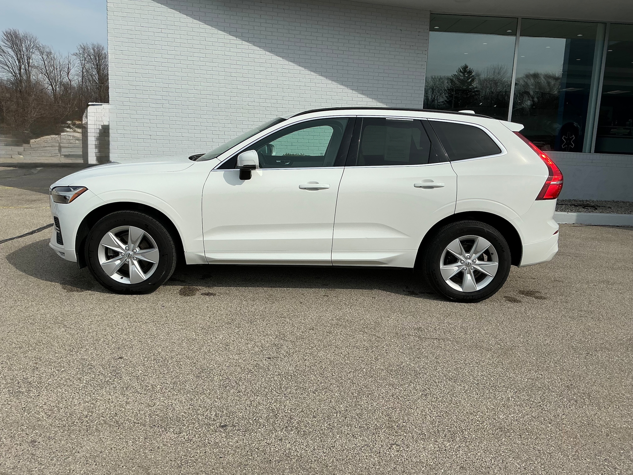 Used 2022 Volvo XC60 Momentum with VIN YV4L12RK3N1087823 for sale in Sebewaing, MI
