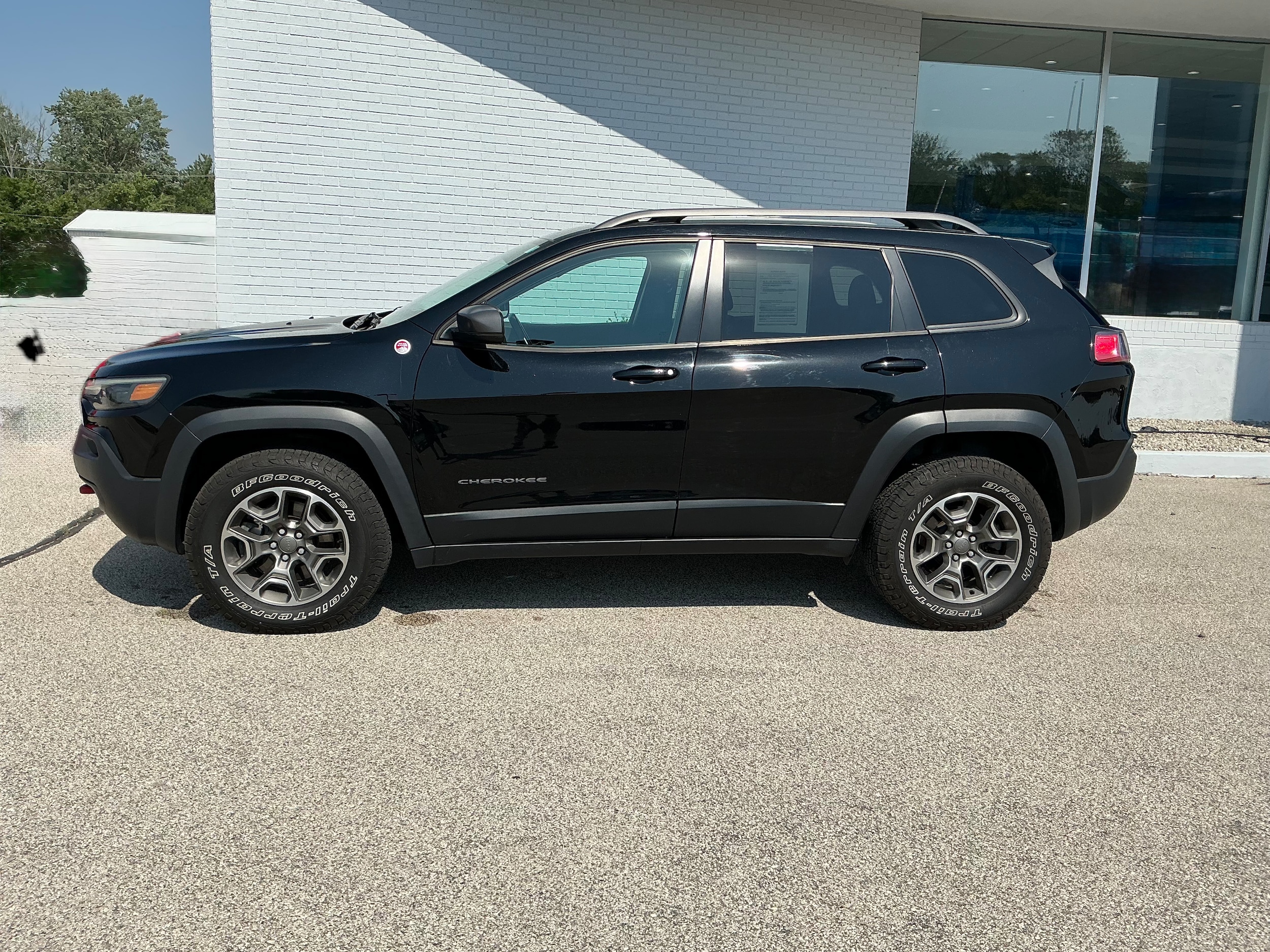Used 2020 Jeep Cherokee Trailhawk with VIN 1C4PJMBX5LD572305 for sale in Sebewaing, MI
