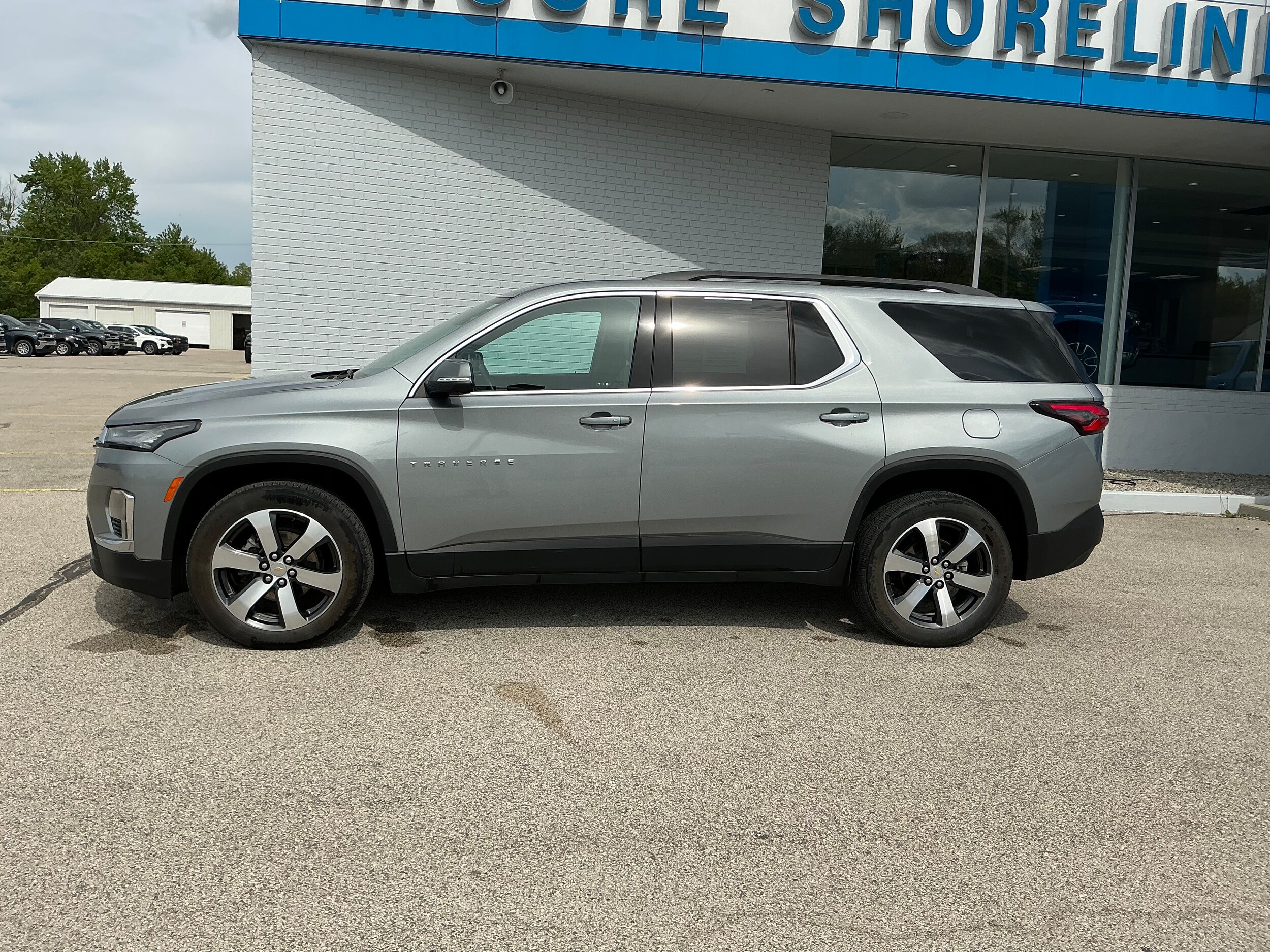2023 Chevrolet Traverse Leather photo 2