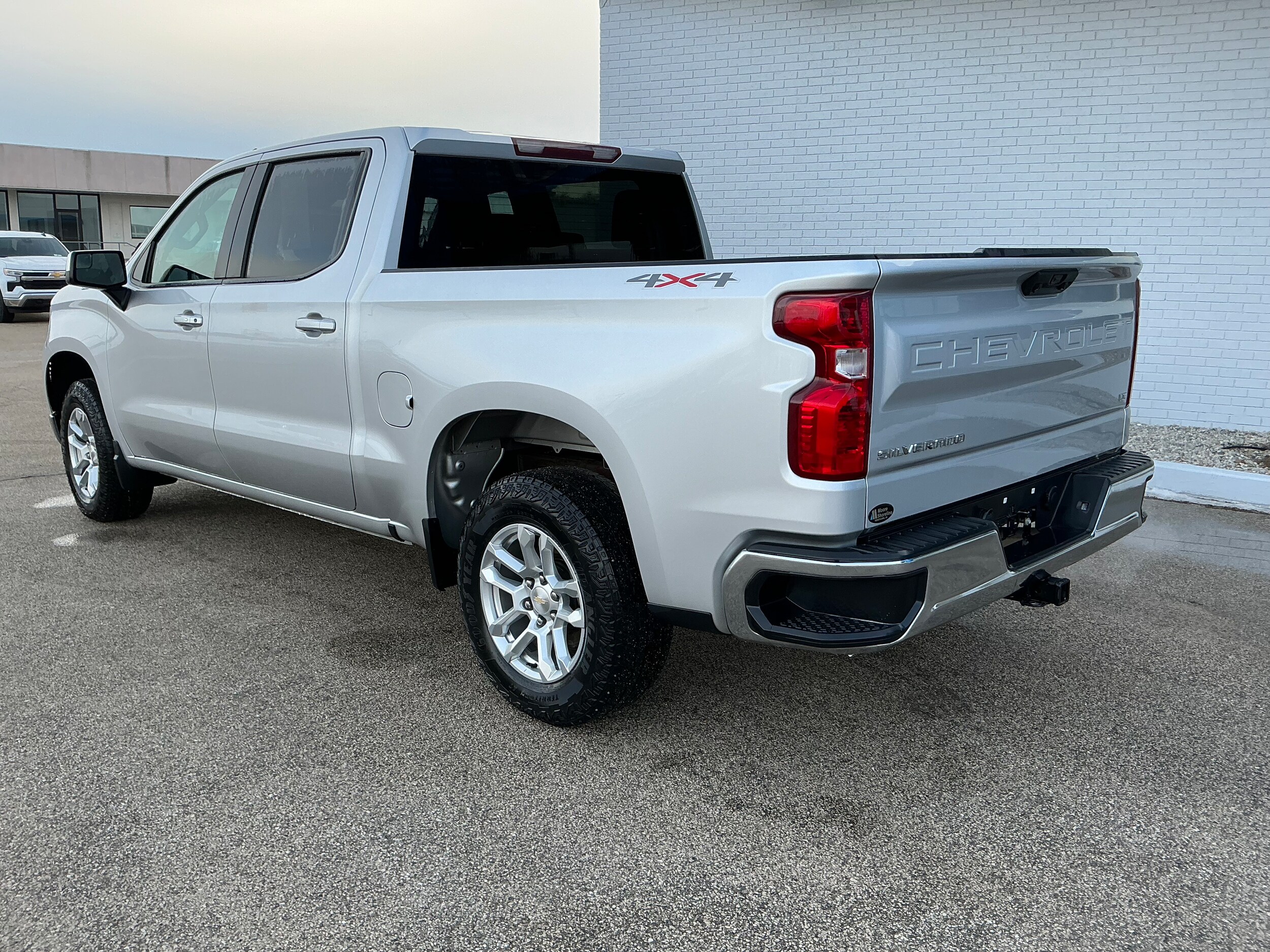 2022 Chevrolet Silverado 1500 LT photo 2
