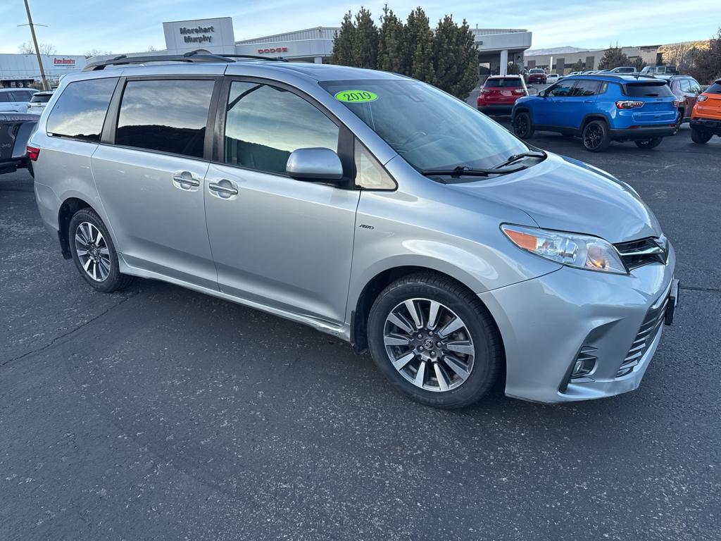 2019 Toyota Sienna XLE's photo