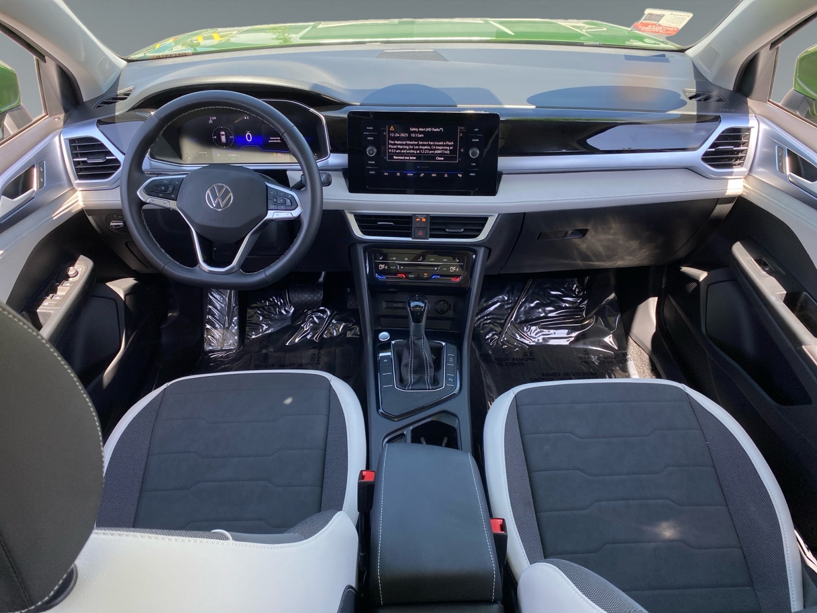 2025 Volkswagen Taos SE - Photo 10