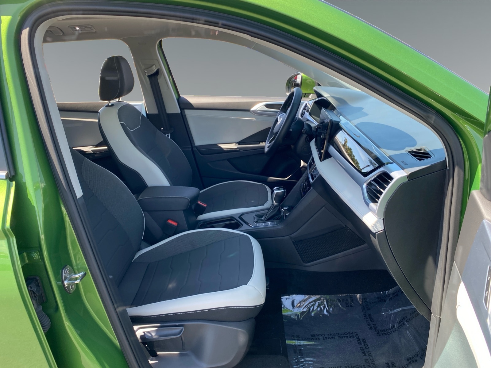 2025 Volkswagen Taos SE - Photo 15