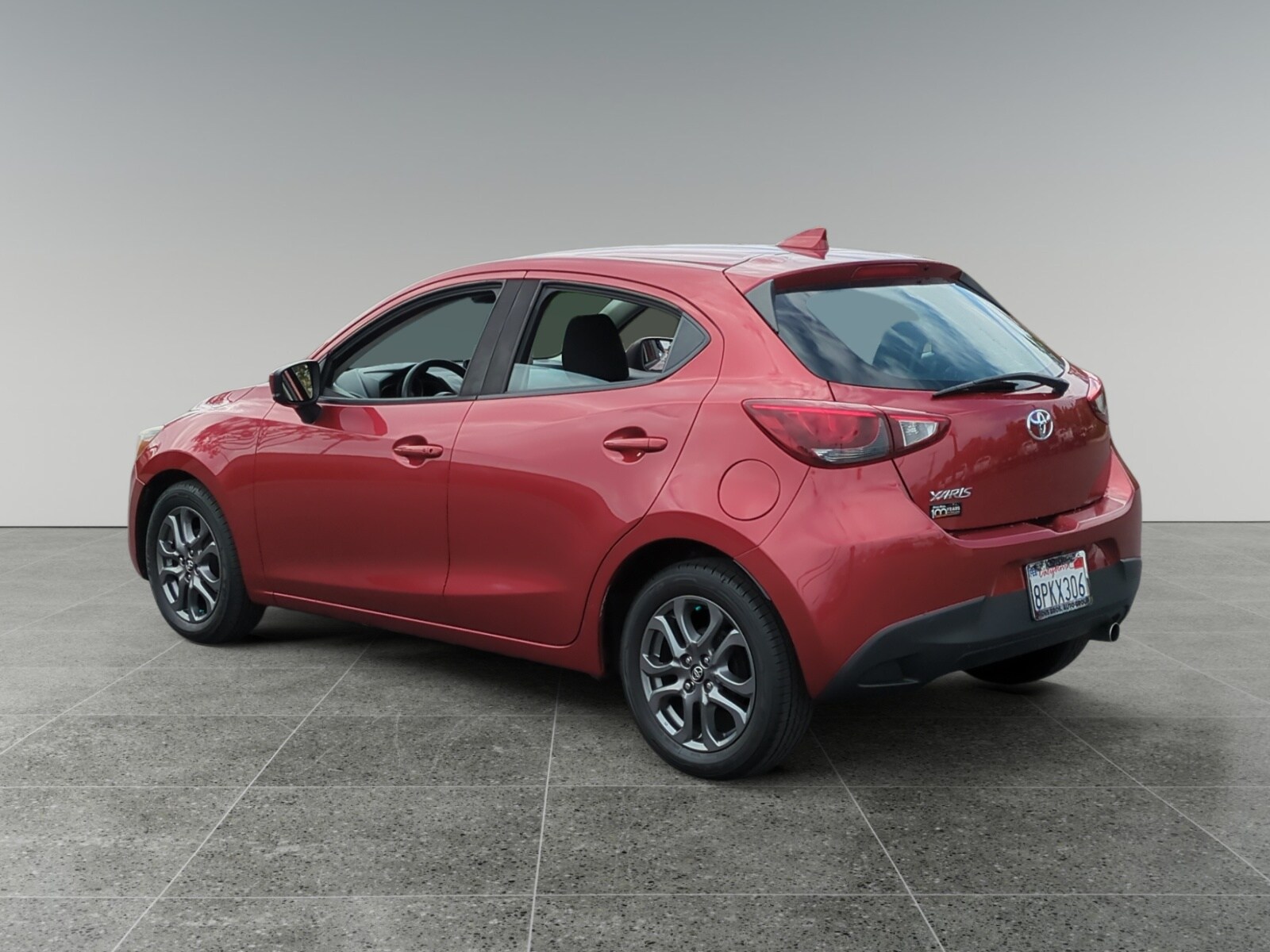 2020 Toyota Yaris LE photo 3