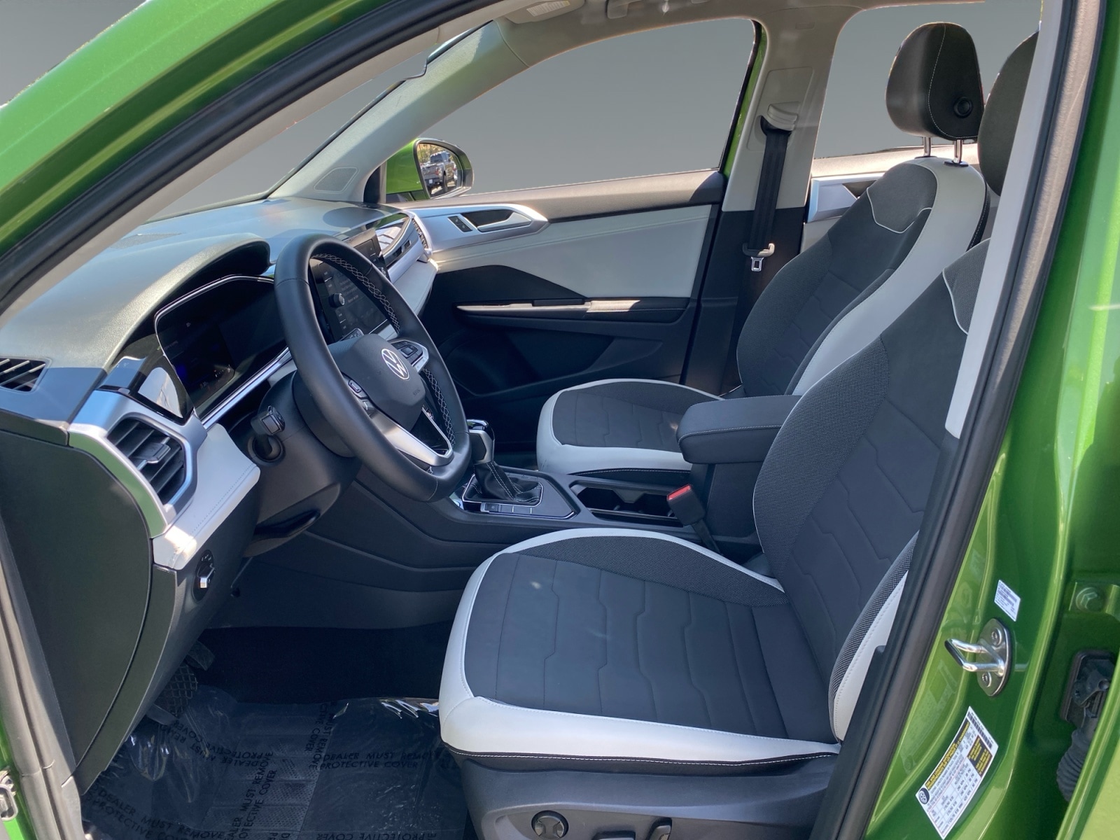 2025 Volkswagen Taos SE - Photo 9