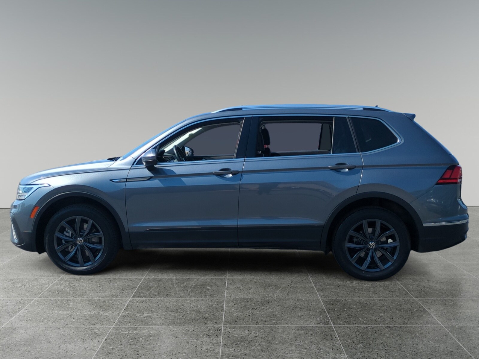 2023 Volkswagen Tiguan SE photo 2