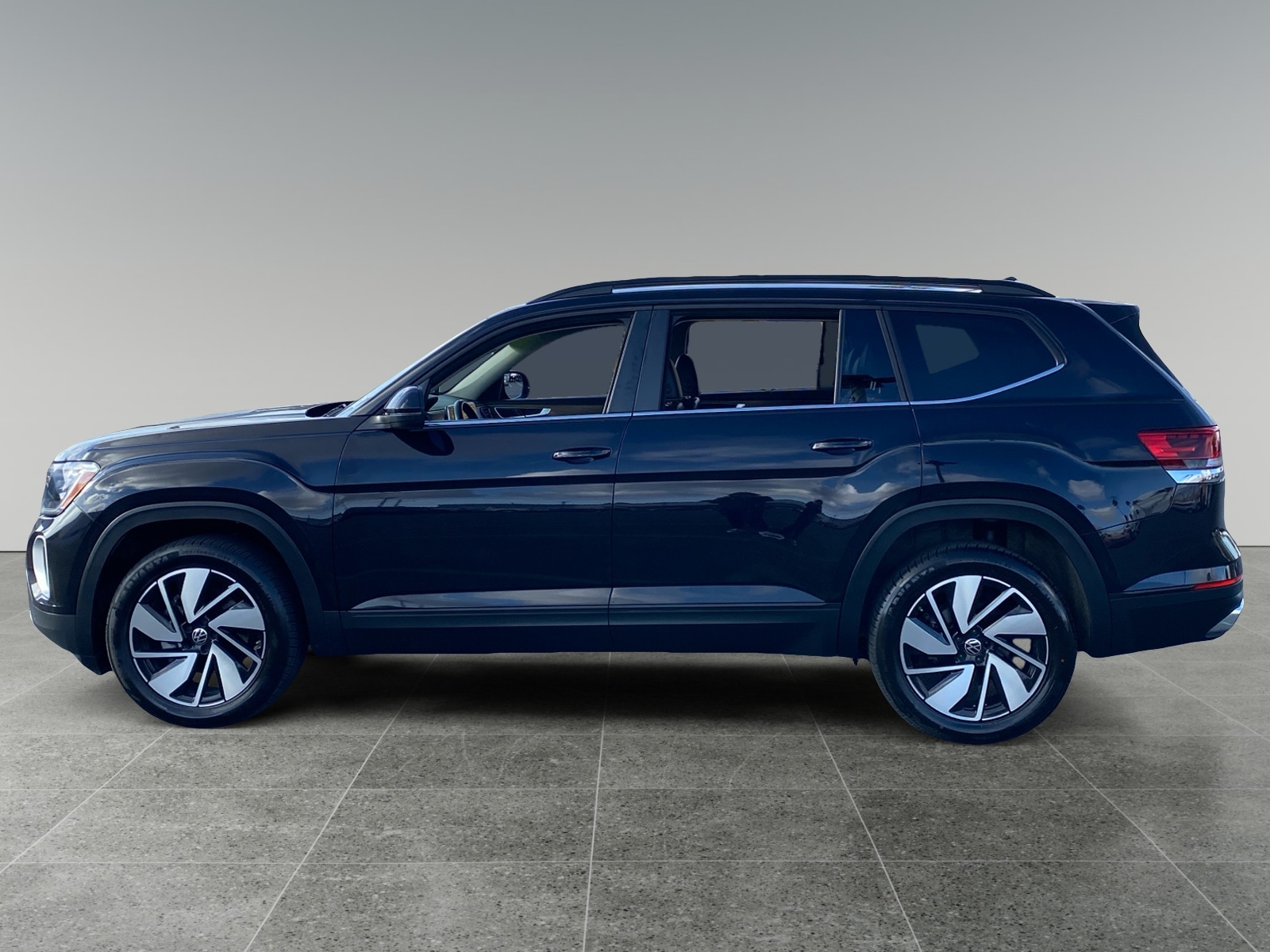 2024 Volkswagen Atlas 2.0T SE w/Technology photo 2