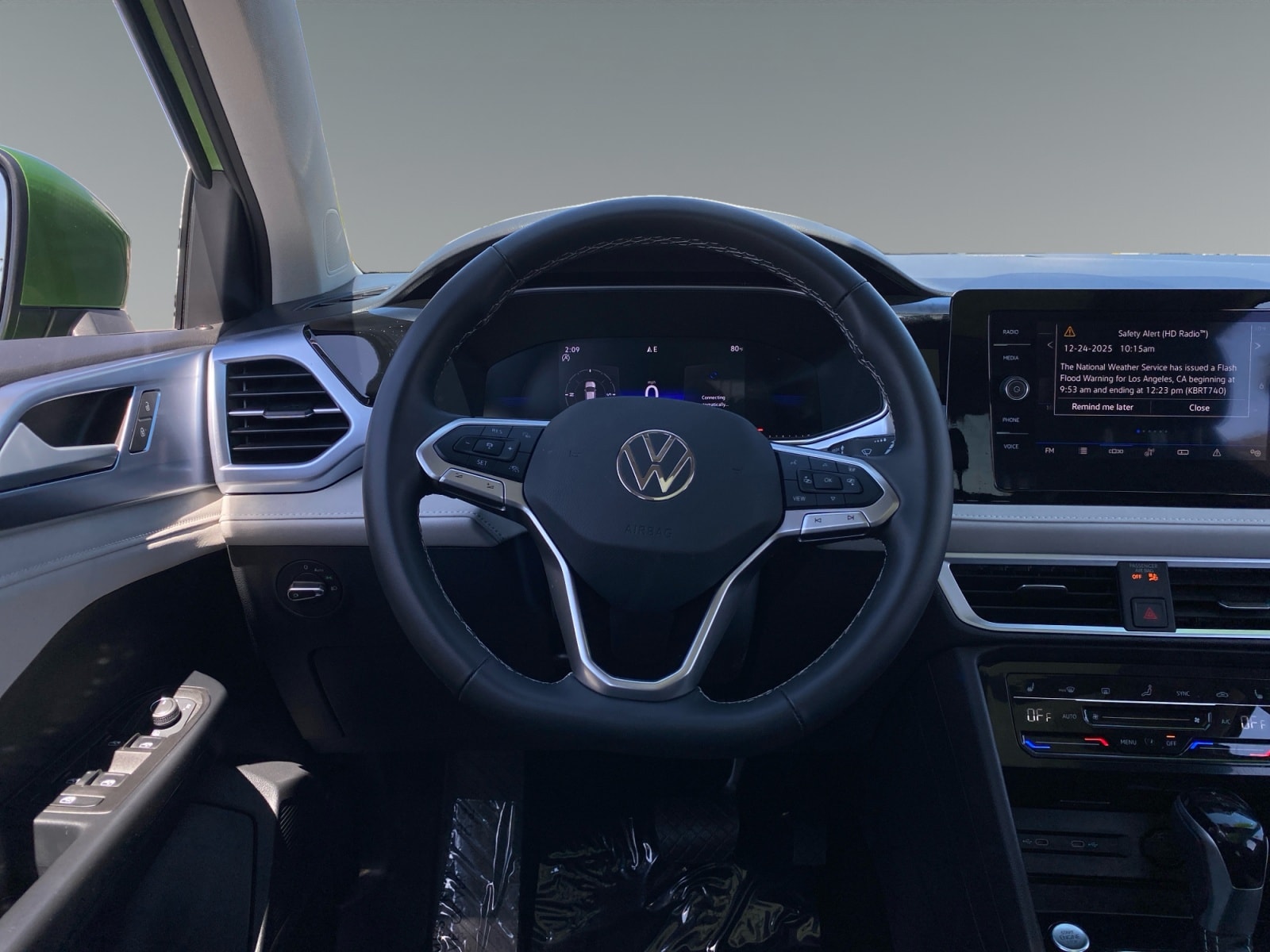2025 Volkswagen Taos SE - Photo 12