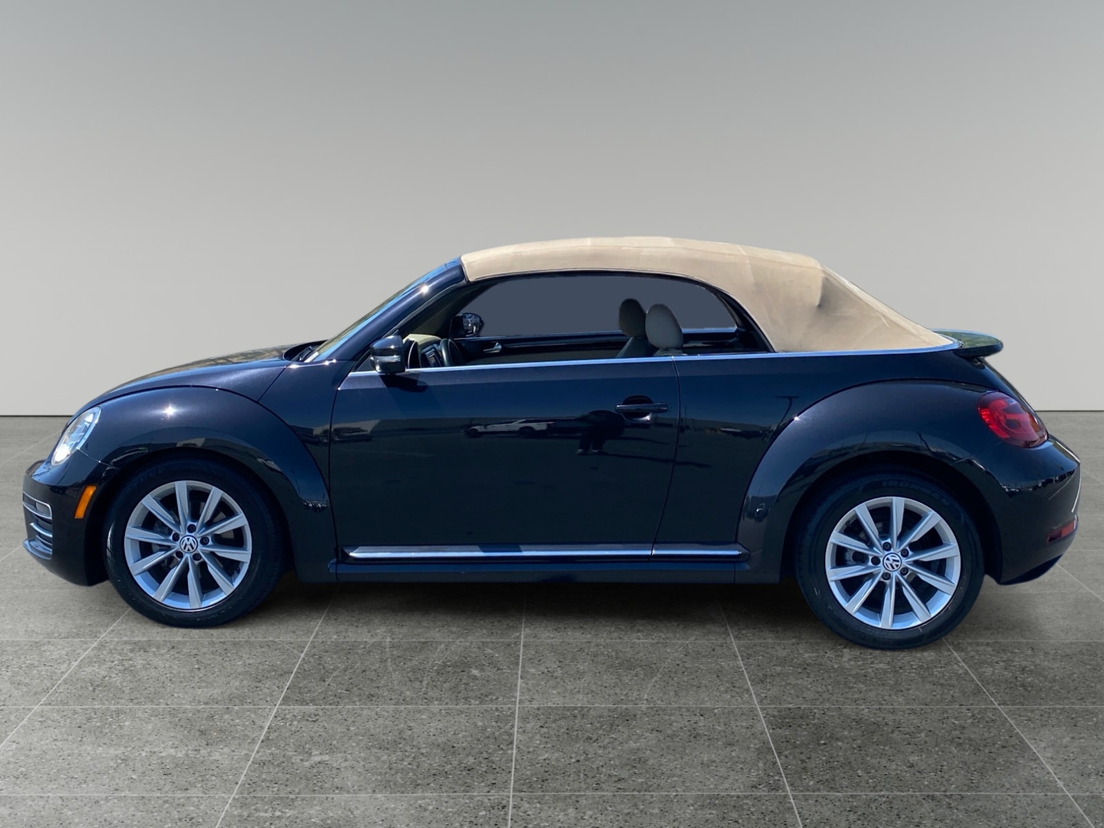 2019 Volkswagen Beetle 2.0T SE photo 2