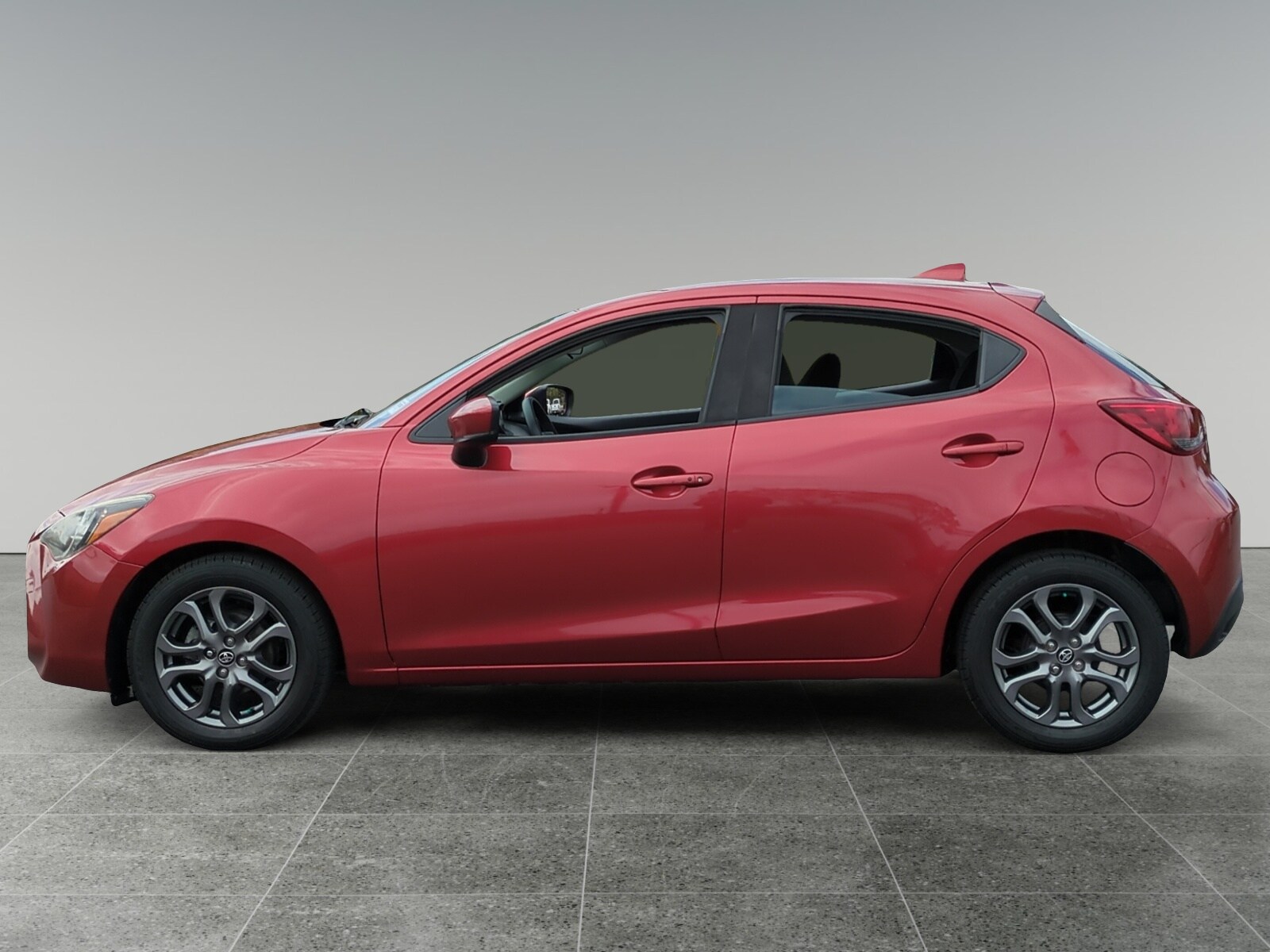 2020 Toyota Yaris LE photo 2