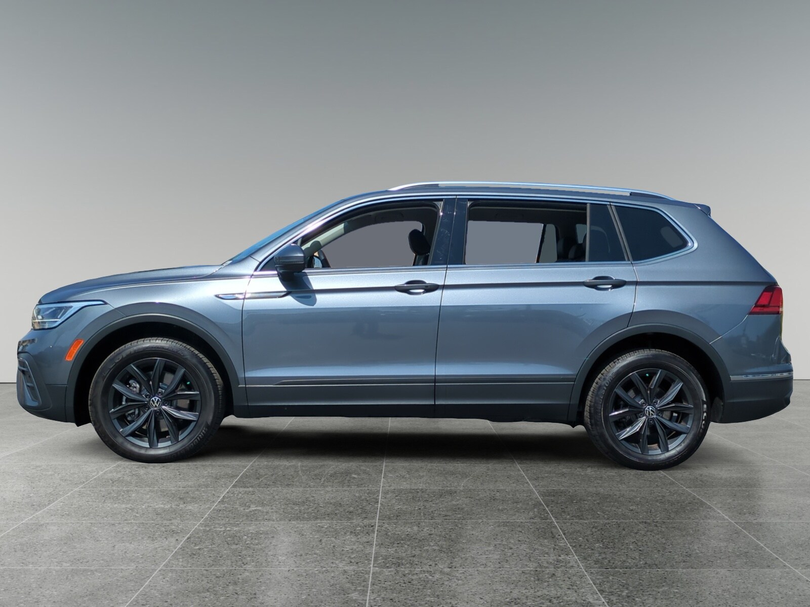 2024 Volkswagen Tiguan SE Wolfsburg Edition photo 2