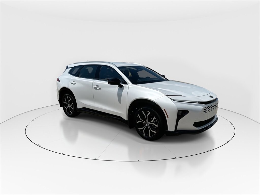 2025 Toyota Crown Signia XLE photo 2