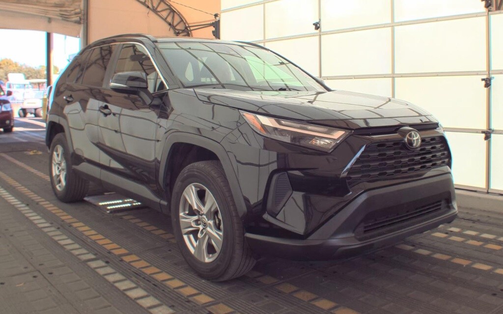 2023 Toyota RAV4 XLE photo 2