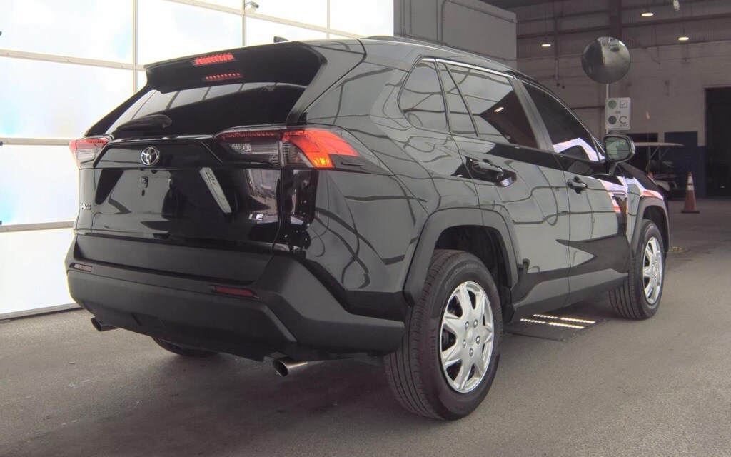 2020 Toyota RAV4 LE photo 3