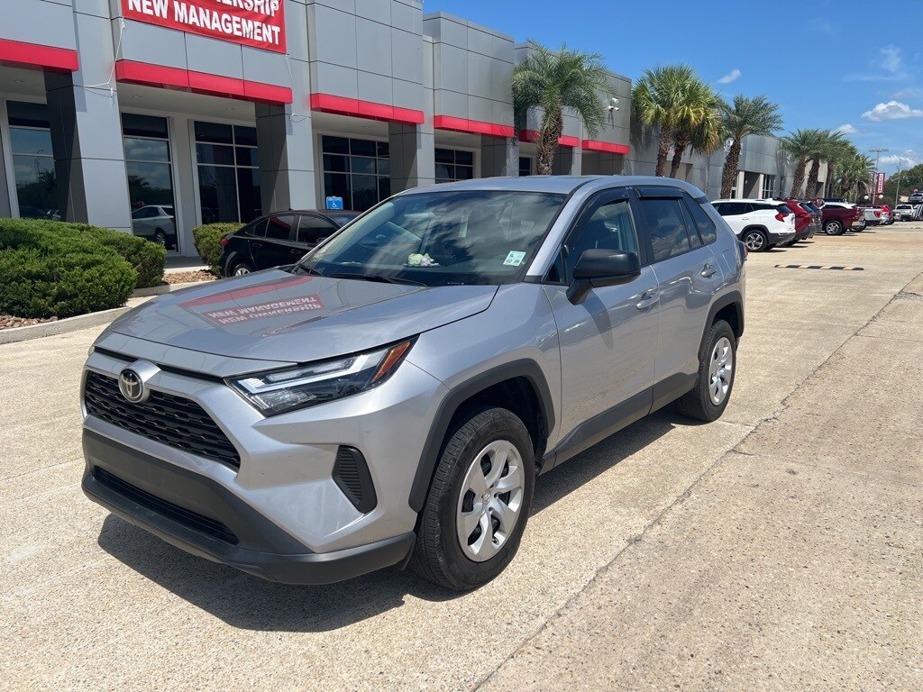 2024 Toyota RAV4 LE photo 3
