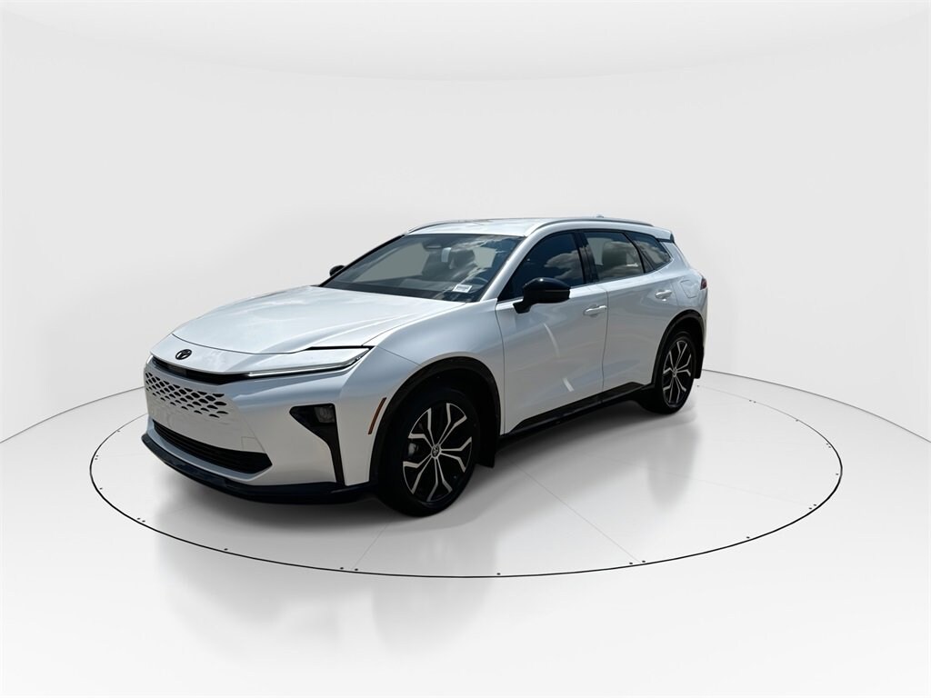 2025 Toyota Crown Signia XLE photo 4