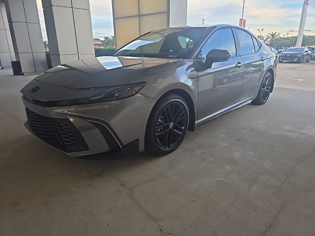 2025 Toyota Camry SE photo 3