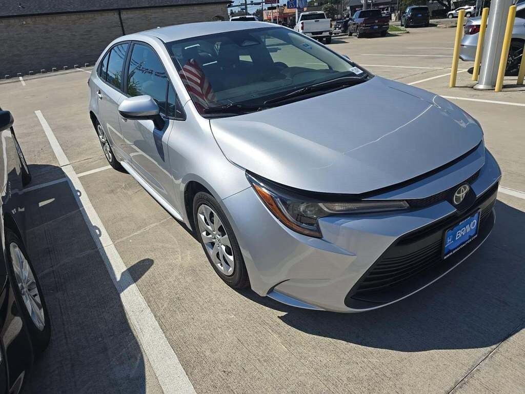 2023 Toyota Corolla LE photo 2