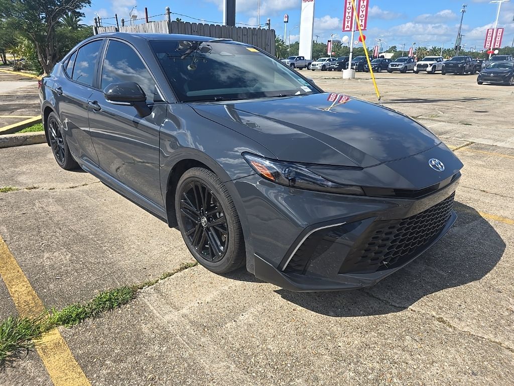 2025 Toyota Camry SE Hybrid's photo