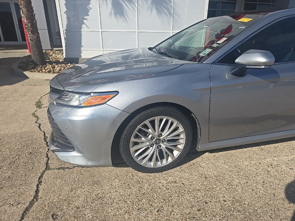 2018 Toyota Camry SE XLE photo 3