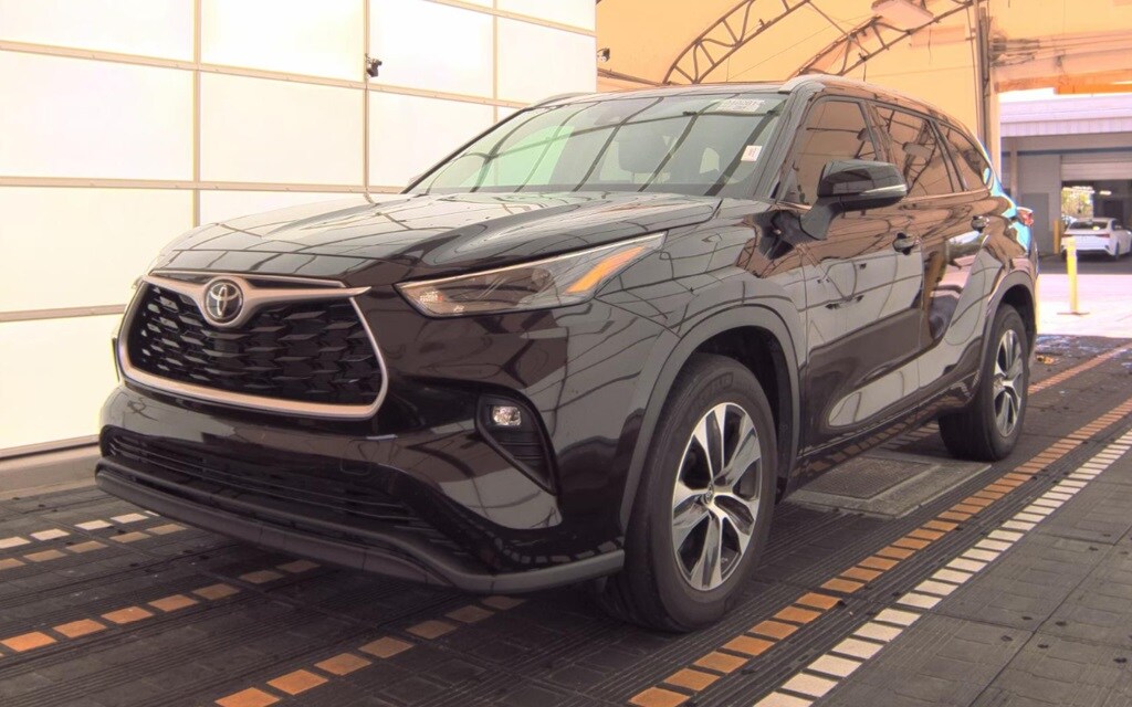 2022 Toyota Highlander XLE photo 3