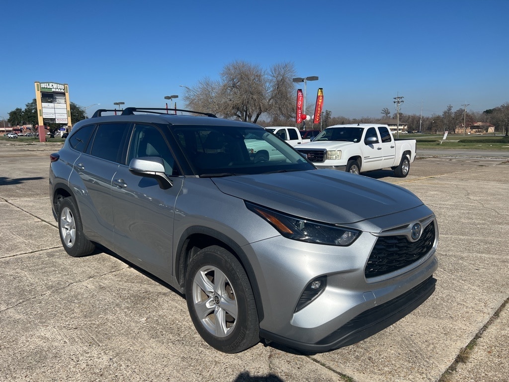 2023 Toyota Highlander LE's photo