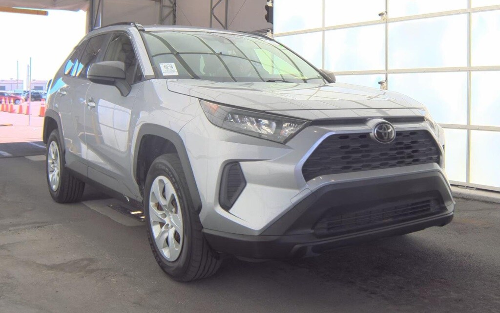 2019 Toyota RAV4 LE photo 2