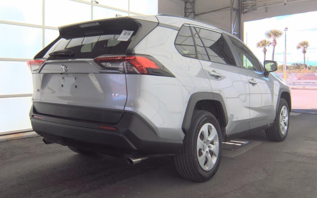 2019 Toyota RAV4 LE photo 4