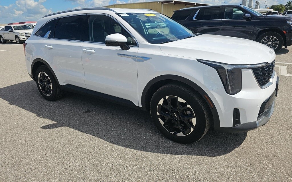 2024 Kia Sorento S photo 2