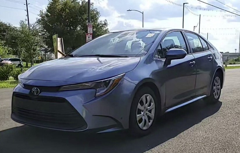 2023 Toyota Corolla LE photo 3