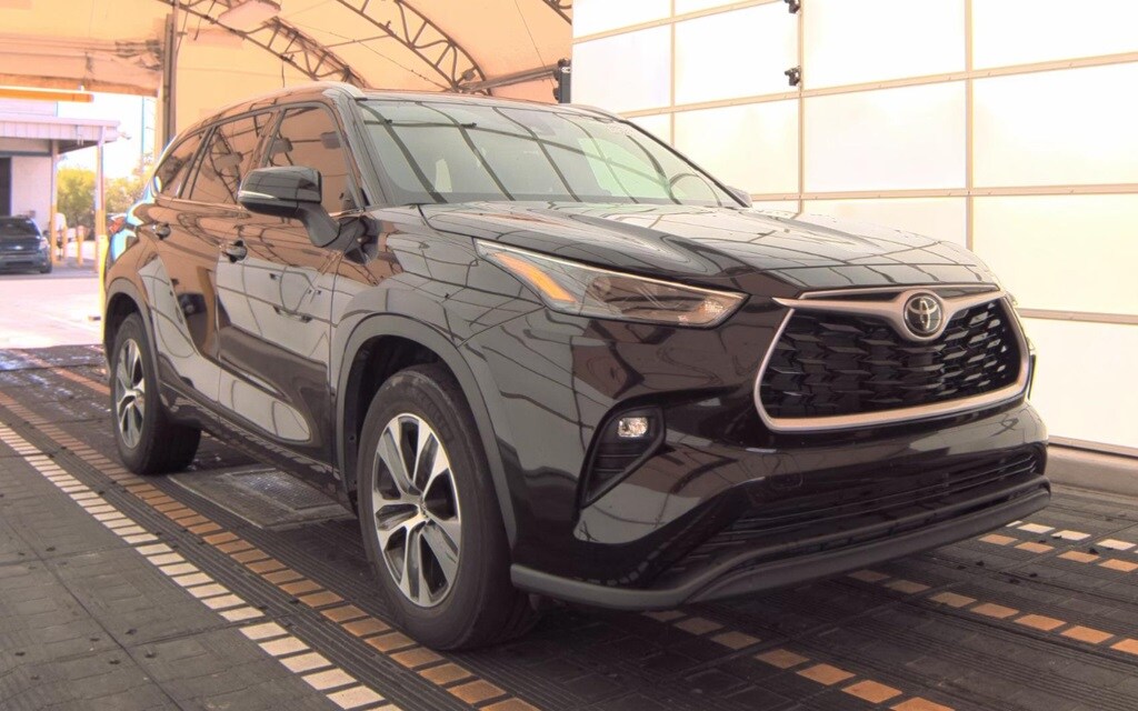 2022 Toyota Highlander XLE photo 2