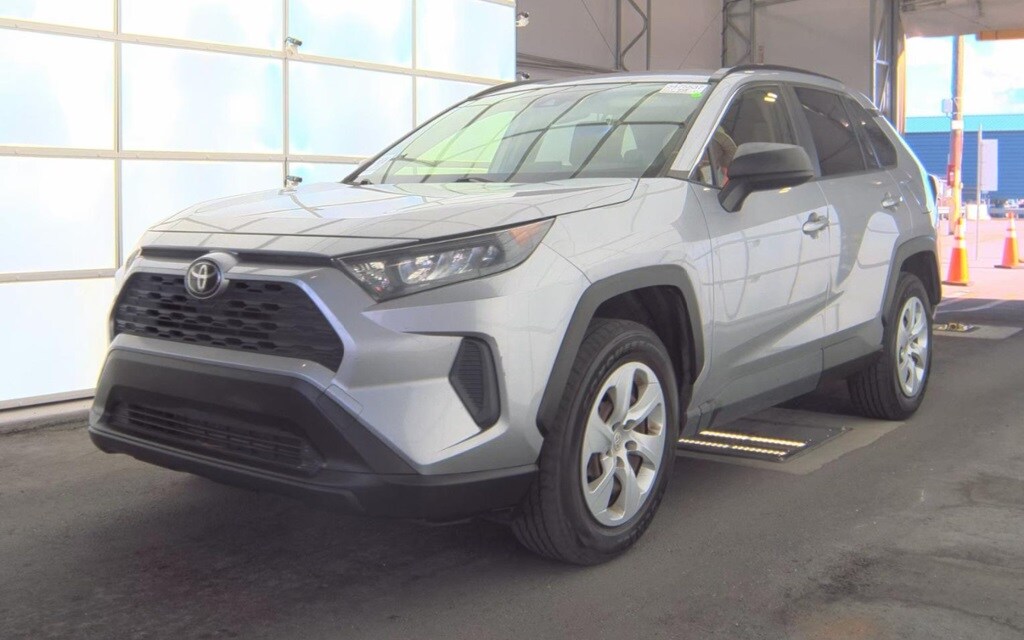 2019 Toyota RAV4 LE photo 3