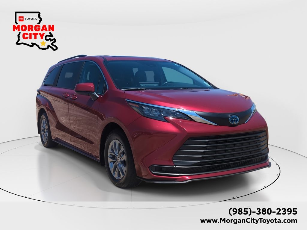 2025 Toyota Sienna LE 8-Passenger Hybrid FWD's photo